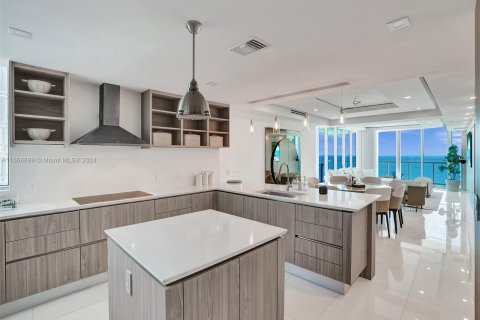 Condominio en venta en Sunny Isles Beach, Florida, 4 dormitorios, 222.41 m2 № 1399764 - foto 11