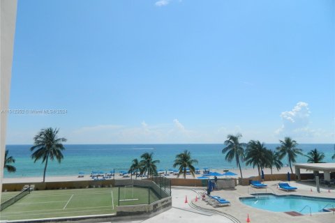 Condo in Sunny Isles Beach, Florida, 2 bedrooms  № 942401 - photo 3