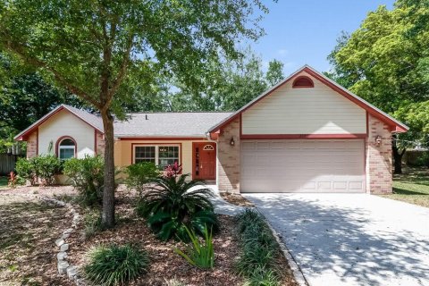 Villa ou maison à louer à Land O' Lakes, Floride: 3 chambres, 157.93 m2 № 1340583 - photo 1