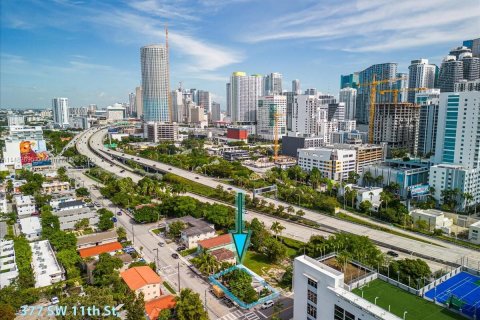 Commercial property in Miami, Florida № 827063 - photo 1