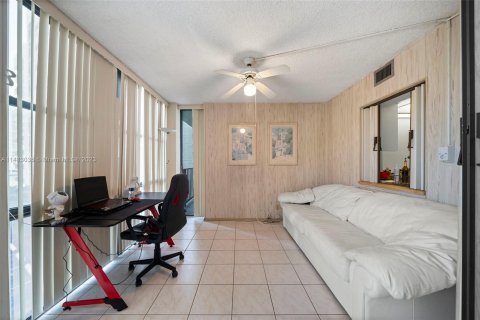 Condo in Hallandale Beach, Florida, 1 bedroom  № 827065 - photo 4