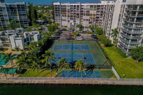 Condominio en venta en Hallandale Beach, Florida, 1 dormitorio, 99.87 m2 № 827065 - foto 20