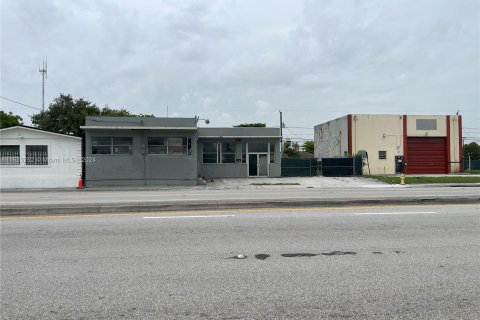 Commercial property in West Park, Florida № 1358476 - photo 1