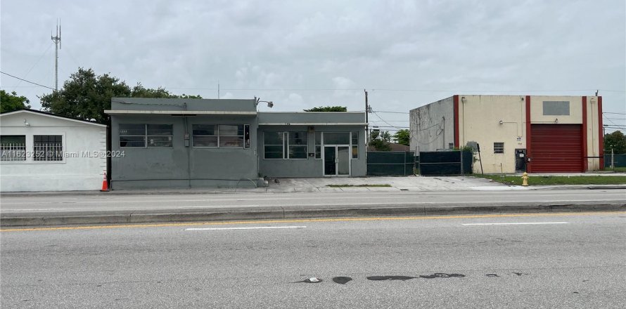 Propiedad comercial en West Park, Florida № 1358476