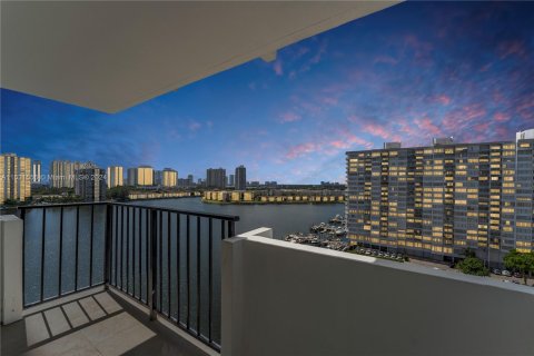 Condo in Aventura, Florida, 2 bedrooms  № 1292134 - photo 19