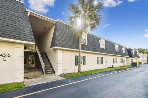 Condo in Tampa, Florida, 1 bedroom  № 1356600 - photo 1