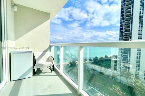Condominio en venta en Sunny Isles Beach, Florida, 33.44 m2 № 959037 - foto 16