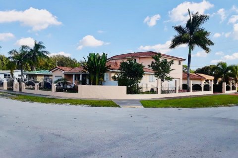 House in Miami, Florida 5 bedrooms, 327.57 sq.m. № 1181849 - photo 3