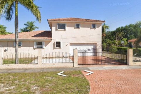 House in Miami, Florida 5 bedrooms, 327.57 sq.m. № 1181849 - photo 1