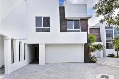 Adosado en venta en Miami, Florida, 3 dormitorios, 215.44 m2 № 1304945 - foto 1