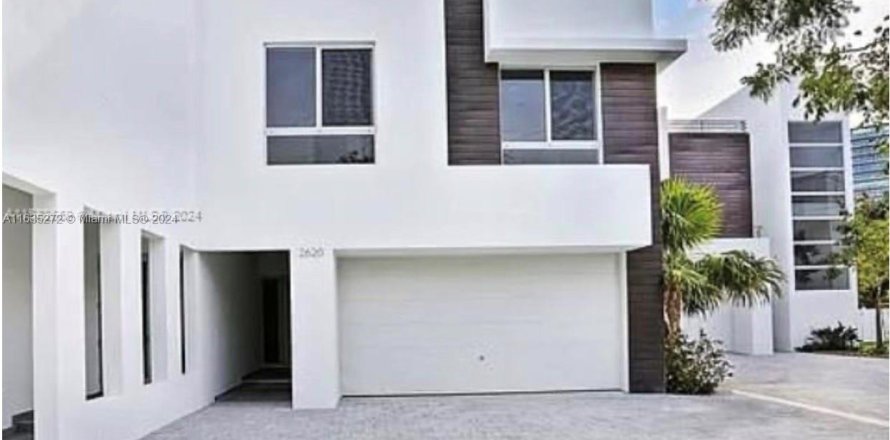 Townhouse in Miami, Florida 3 bedrooms, 215.44 sq.m. № 1304945