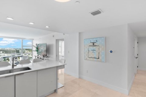 Condo in Miami Beach, Florida, 2 bedrooms  № 1304974 - photo 16