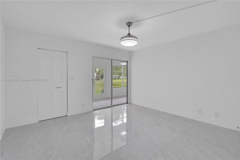 Condo in Coconut Creek, Florida, 2 bedrooms  № 1103085 - photo 15