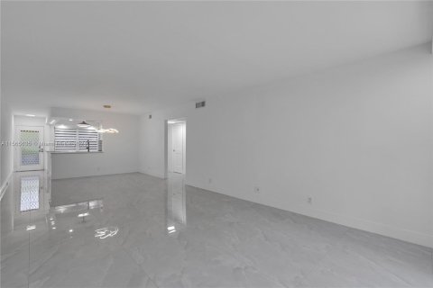 Condo in Coconut Creek, Florida, 2 bedrooms  № 1103085 - photo 12