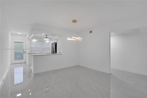 Condo in Coconut Creek, Florida, 2 bedrooms  № 1103085 - photo 5