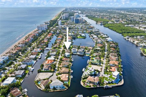 House in Highland Beach, Florida 4 bedrooms, 323.67 sq.m. № 1399775 - photo 25