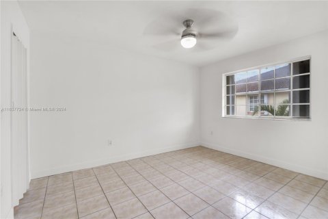 Touwnhouse à vendre à Hialeah, Floride: 3 chambres, 109.62 m2 № 1309978 - photo 13