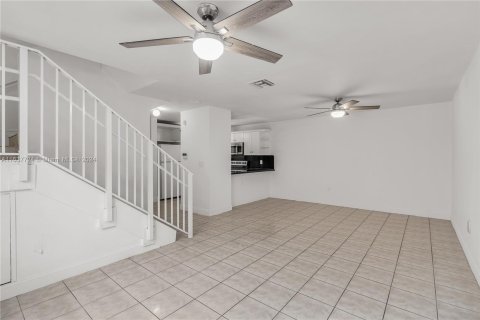 Touwnhouse à vendre à Hialeah, Floride: 3 chambres, 109.62 m2 № 1309978 - photo 6