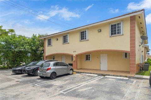 Townhouse in Hialeah, Florida 3 bedrooms, 109.62 sq.m. № 1309978 - photo 1