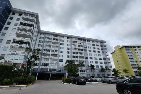 Condo in Hollywood, Florida, 2 bedrooms  № 1374399 - photo 2