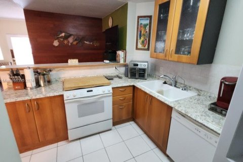 Condo in Hollywood, Florida, 2 bedrooms  № 1374399 - photo 5