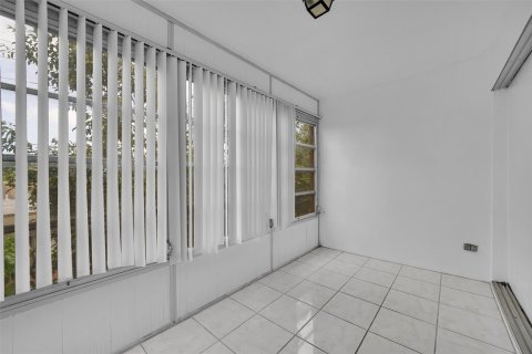 Condo in Lauderdale Lakes, Florida, 2 bedrooms  № 1079016 - photo 13