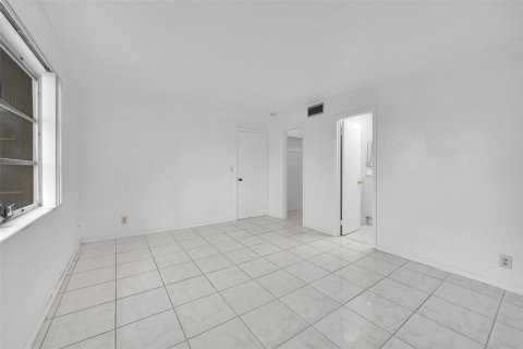 Condo in Lauderdale Lakes, Florida, 2 bedrooms  № 1079016 - photo 8