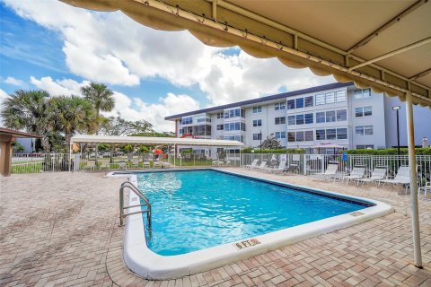 Condo in Lauderdale Lakes, Florida, 2 bedrooms  № 1079016 - photo 2