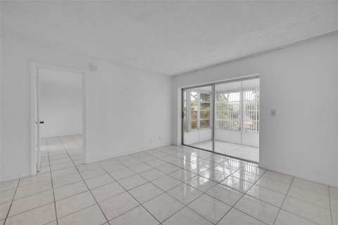 Copropriété à vendre à Lauderdale Lakes, Floride: 2 chambres, 94.85 m2 № 1079016 - photo 15