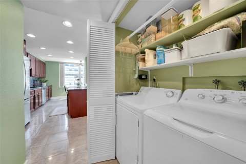 Condo in Fort Lauderdale, Florida, 2 bedrooms  № 1136407 - photo 17