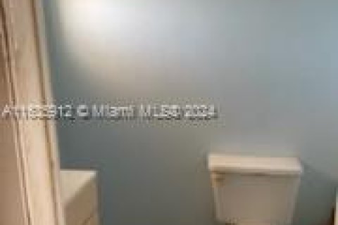 Condo in Miami, Florida, 1 bedroom  № 1305632 - photo 1