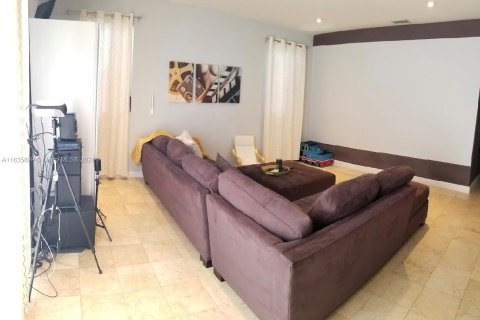 Casa en venta en Miami, Florida, 4 dormitorios, 270.53 m2 № 1305630 - foto 5