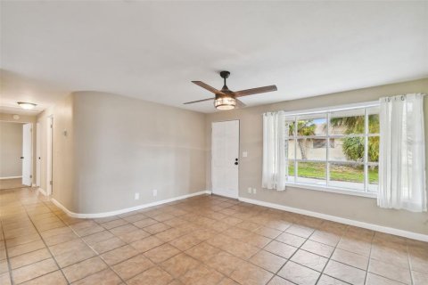 House in Tampa, Florida 3 bedrooms, 120.22 sq.m. № 1086293 - photo 5