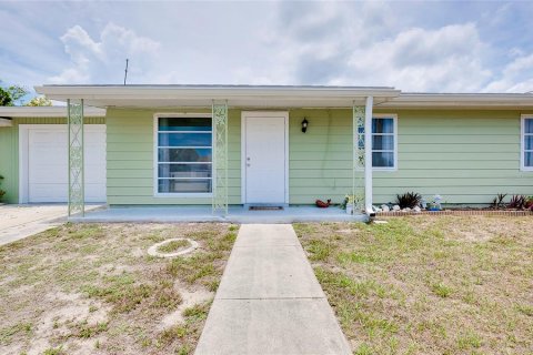 House in North Port, Florida 3 bedrooms, 122.26 sq.m. № 1260687 - photo 1