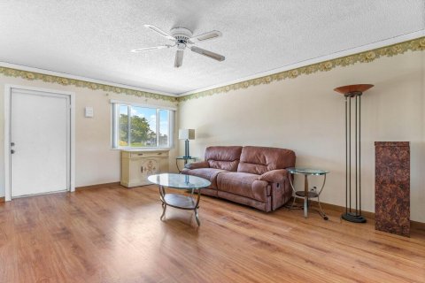 Condo in Palm Springs, Florida, 2 bedrooms  № 1172283 - photo 19