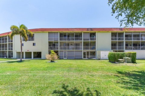 Condo in Palm Springs, Florida, 2 bedrooms  № 1172283 - photo 20