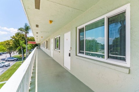 Condo in Palm Springs, Florida, 2 bedrooms  № 1172283 - photo 1