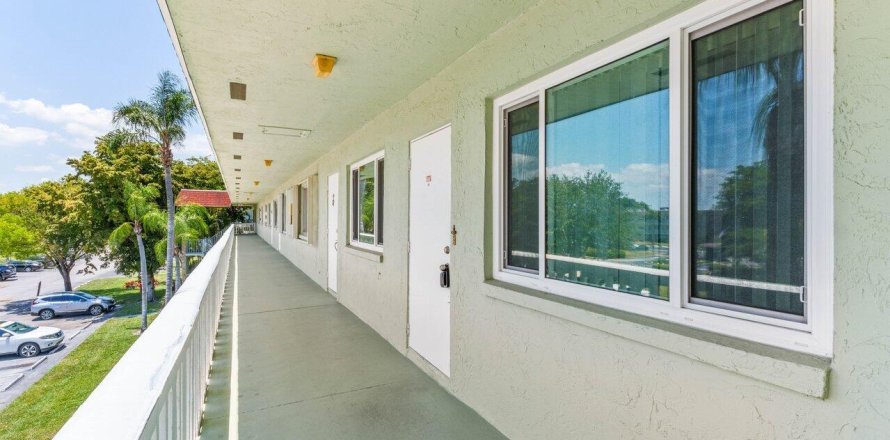 Condo in Palm Springs, Florida, 2 bedrooms  № 1172283