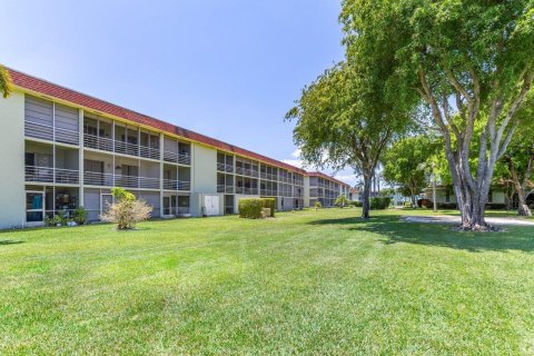 Condo in Palm Springs, Florida, 2 bedrooms  № 1172283 - photo 23