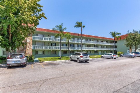 Condo in Palm Springs, Florida, 2 bedrooms  № 1172283 - photo 21