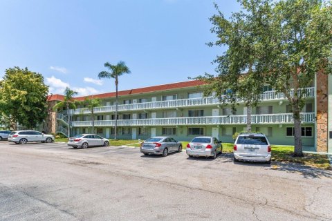 Condo in Palm Springs, Florida, 2 bedrooms  № 1172283 - photo 2