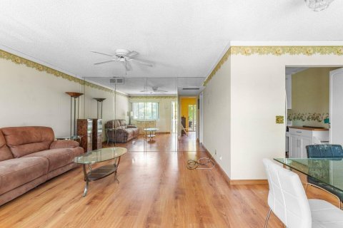 Condo in Palm Springs, Florida, 2 bedrooms  № 1172283 - photo 17