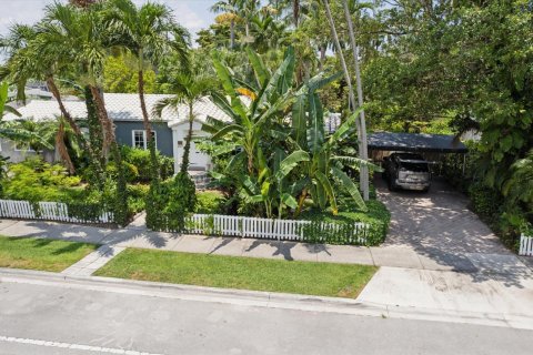 House in Hollywood, Florida 4 bedrooms, 236.99 sq.m. № 1210363 - photo 8