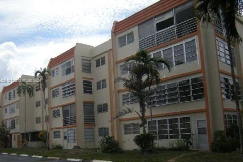 Condo in Lauderhill, Florida, 1 bedroom  № 1170852 - photo 1