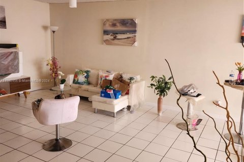 Condo in Lauderhill, Florida, 1 bedroom  № 1170852 - photo 8