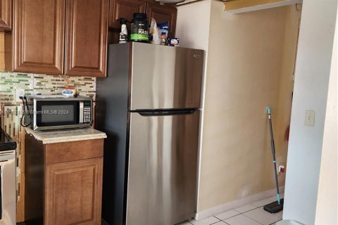 Condo in Lauderhill, Florida, 1 bedroom  № 1170852 - photo 6