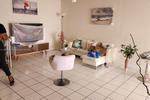 Condo in Lauderhill, Florida, 1 bedroom  № 1170852 - photo 11