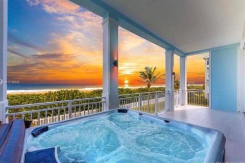 House in Hutchinson Island South, Florida 4 bedrooms, 393.07 sq.m. № 763057 - photo 22