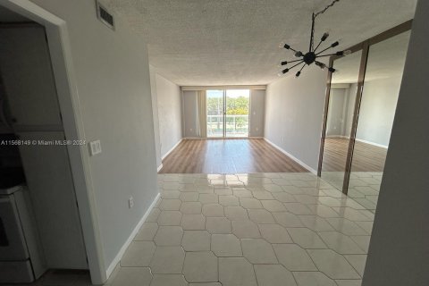 Condominio en venta en North Miami Beach, Florida, 1 dormitorio, 73.39 m2 № 1117299 - foto 2