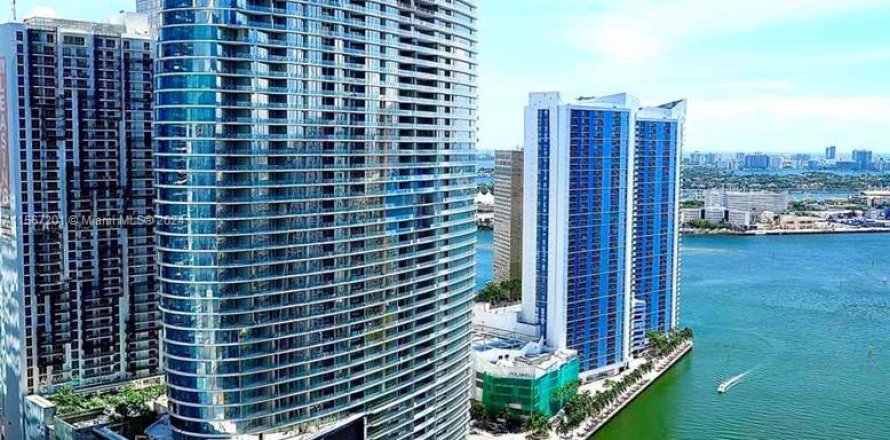 Condominio en Miami, Florida, 1 dormitorio  № 1117253
